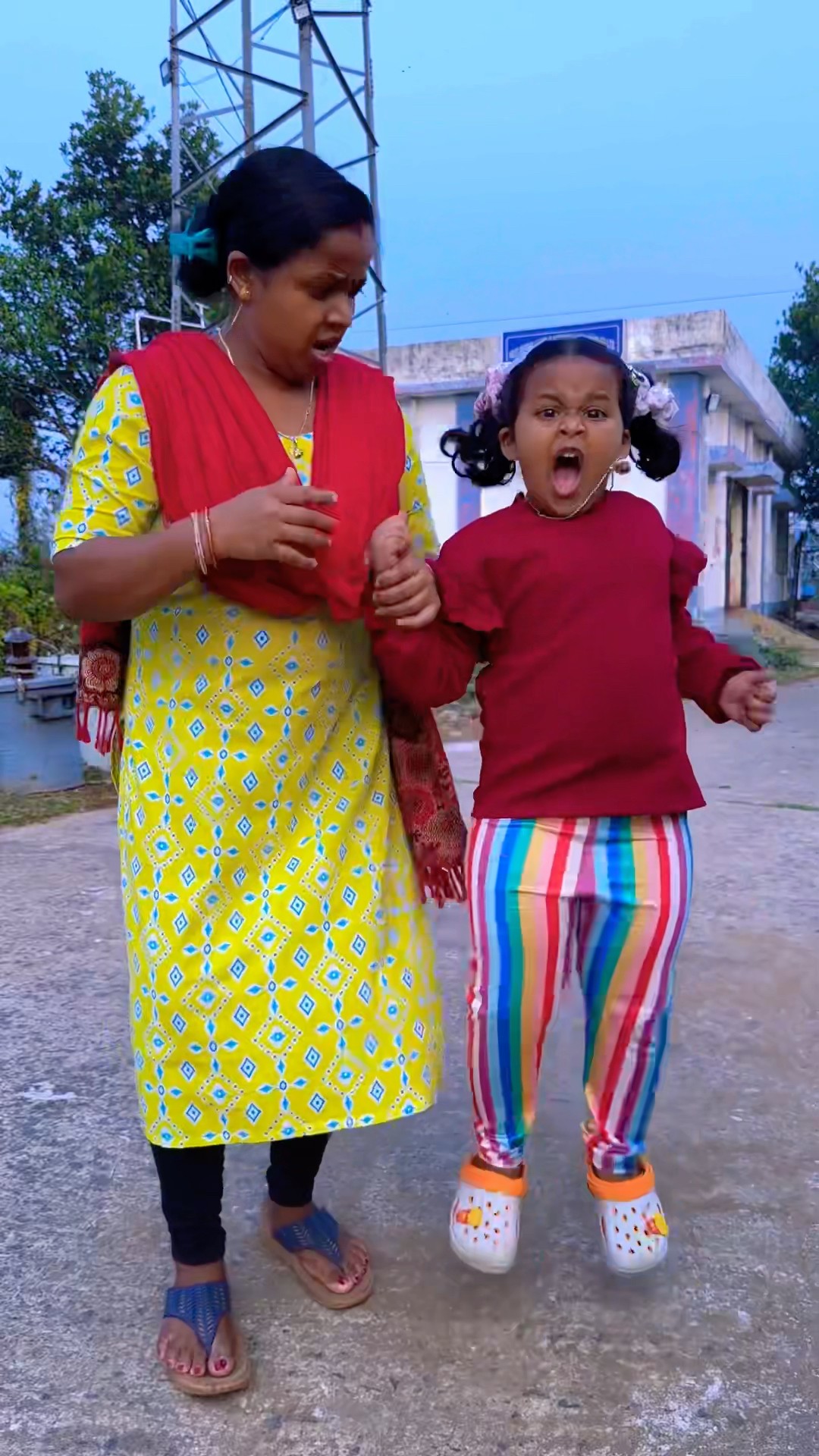 Chor Ne Mobile Or Chappal Leke Bhag Gaya??? #shorts #funny #comedy #viral #trending