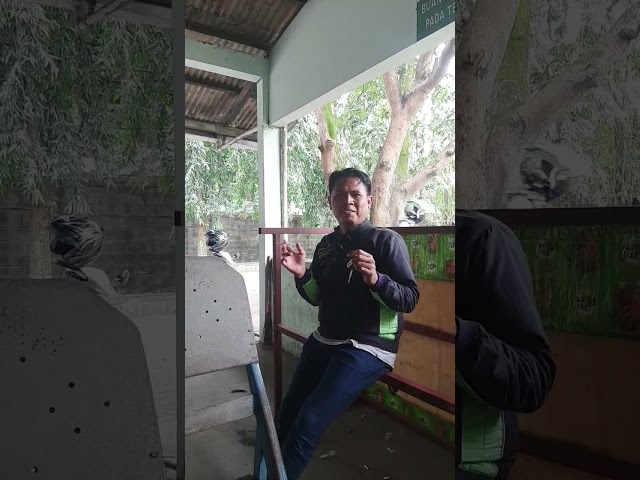 Mengisi waktu luang ketika Di tempat kerja dengan meniru adegan rhoma irama class=