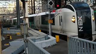 E259系横クラNe017編成横浜駅やや高速進入=到着