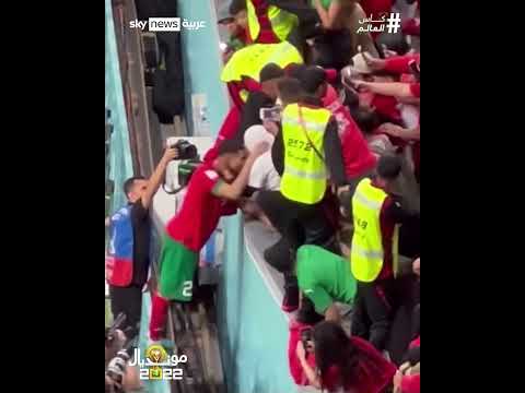 أشرف حكيمي يحتفل مع والدته بالتأهل التاريخي إلى ربع نهائي كأس العالم بعد فوز المغرب على إسبانيا