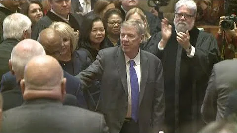Gov. Kemp salutes Johnny Isakson during State of t...