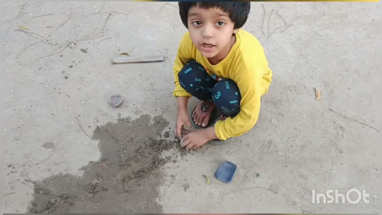 दोनों की मस्ती 😁 और 😬लड़ाई, फिर बनाएं मिट्टी से दिए 👍👍#likeforlikes #cutebaby 