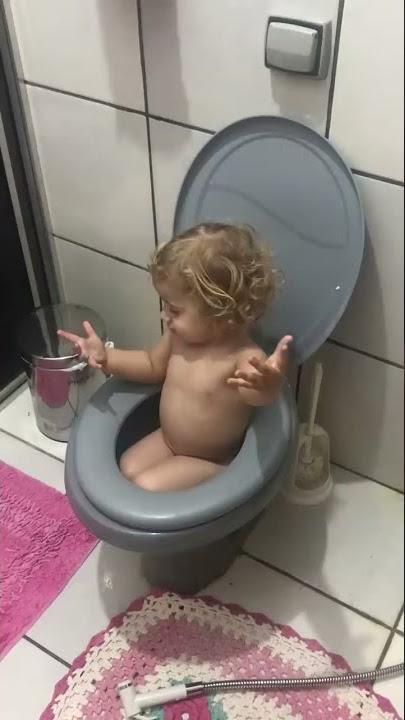Resultado de 5 segundos deixado sozinho... Bebê de Griff caiu no vaso 😂