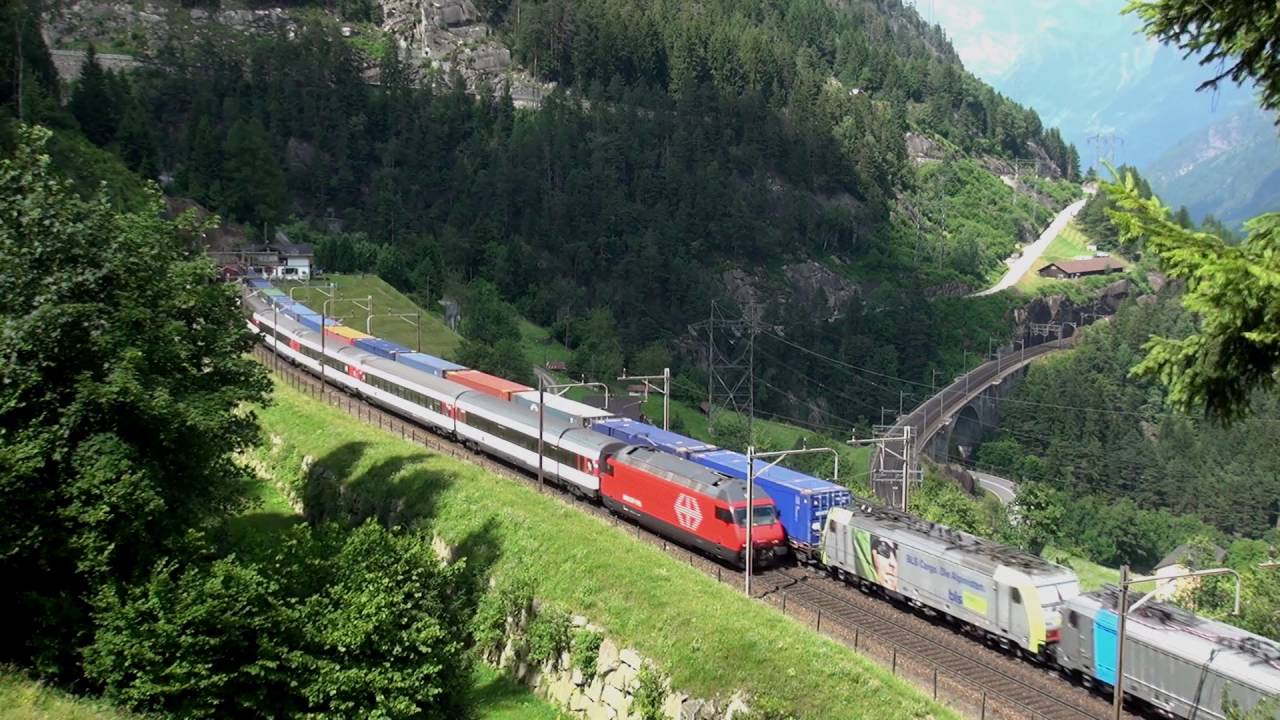 Parallelfahrt in Wassen - SBB Gotthard Interregio vs. BLS Cargo UKV