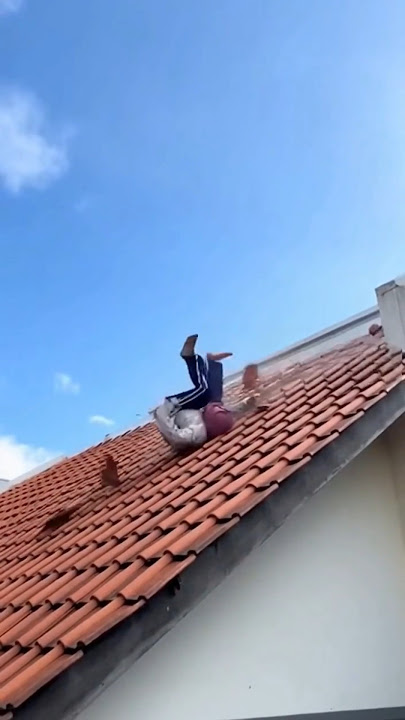 Main trampolin sampe mental ke atap rumah #sora2 #videolucu #funny #fyp