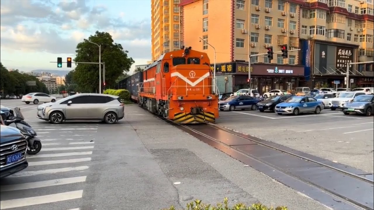 Evening Rush Hour Surprise | Train Unexpectedly Arrives at Busy Level Crossing!