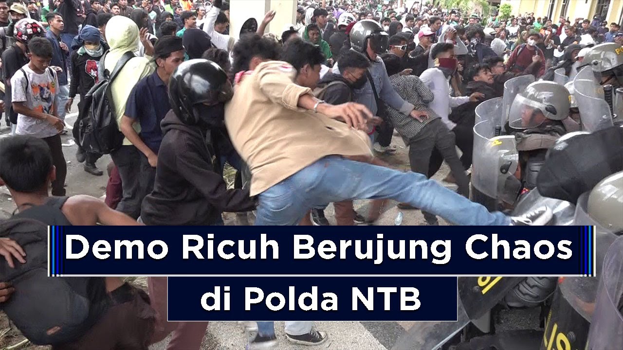 Massa Aksi dari Aliansi Mahasiswa dan Masyarakat NTB Demo di Polda NTB