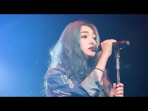希林娜依高睡前素颜照，失去十级美颜，22岁真实颜值彻底藏不住