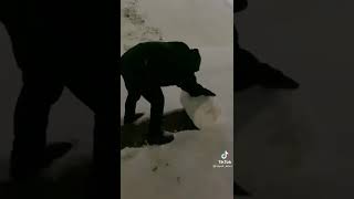 Как правильно раскладывать снег в Москве./ мем