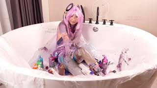 Cosplay Citlali (Genshin Impact): Playing with Paint and Smearing It on Herself