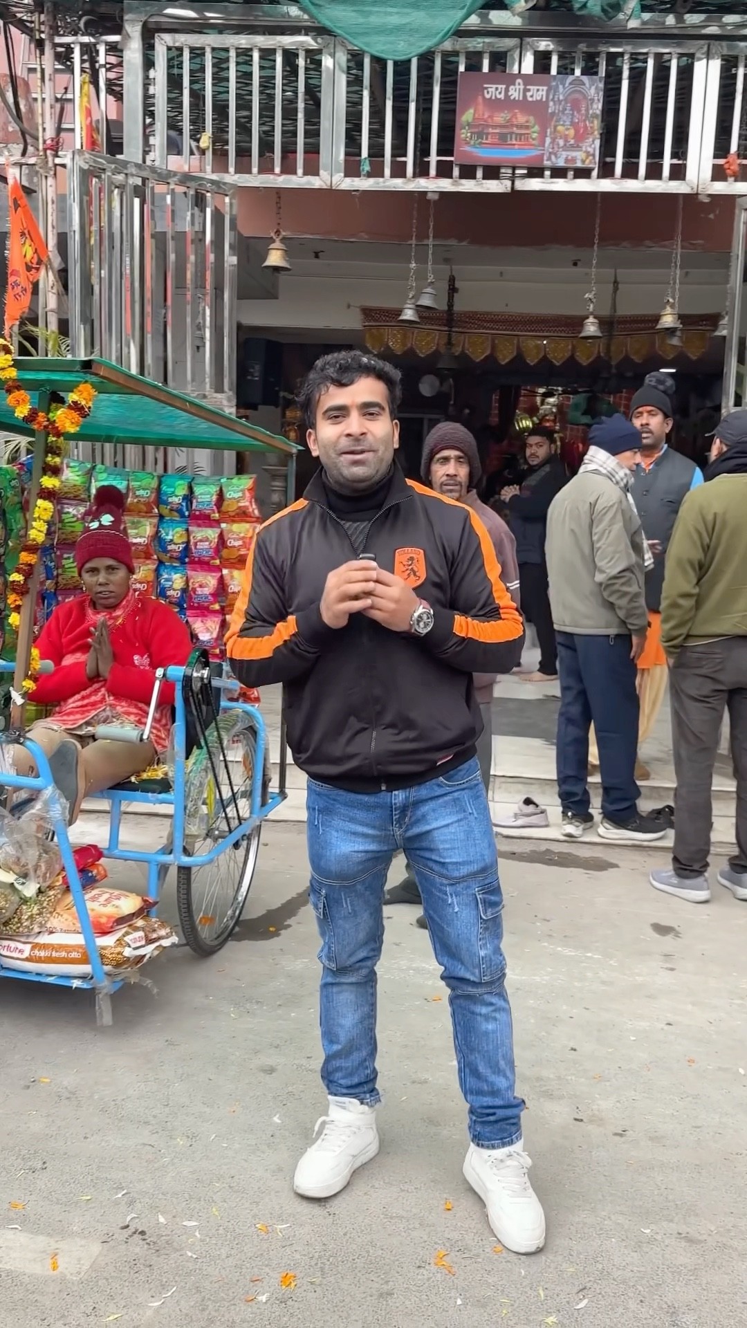खुश हो गई आँटी जी ?#humanity #respect #helping #trending #viralvideo #youtubeshorts ?