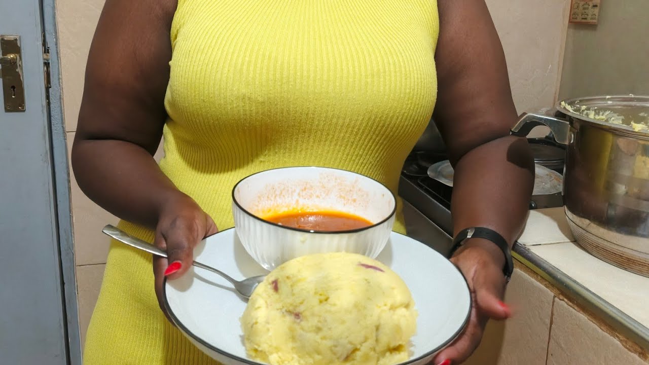 COOKING//making mashed matoke for dinner - YouTube