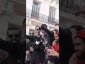 مغني الراب زادكا يقفز ليحتضنه جمهوره في مظاهرات 15 مارس 2019 قائلا من الشعب و أرتمي إلى الشعب مغني الراب زادكا يقفز ليحتضنه جمهوره في مظاهرات 15 مارس 2019 قائلا من الشعب و أرتمي إلى الشعب