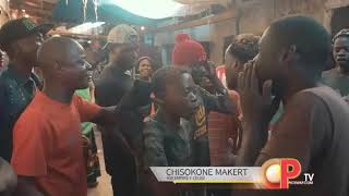 408 Y CELEB SINGING WALITWISHIBA IFWE WITH HIS FANS AT CHISOKONE MARKET