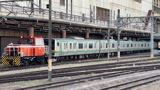 【4K高画質】【E231系S-07編成5両  OM構内入れ替え】E231系1000番台ｺﾂS-07編成がHTM270形OM-1号機に牽引されて工場内から出てくるシーン（2023.4.13.15:38）