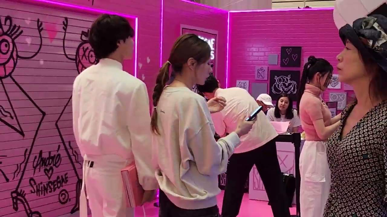 ASMVid3 - Graffiti Artists Andre Saraiva at Shinsegae Department Store art signing 