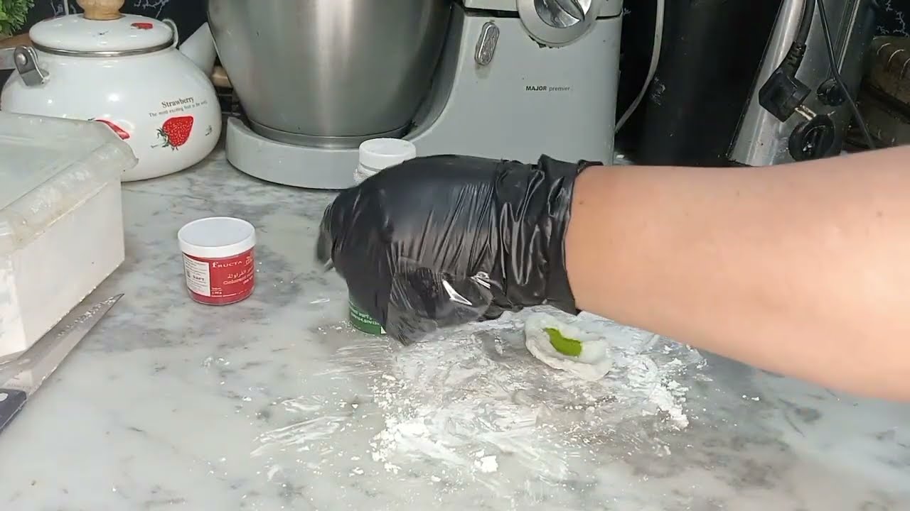 استمتع بالإبداع مع تلوين عجينة السكر: أفكار وتقنيات ممتعة.