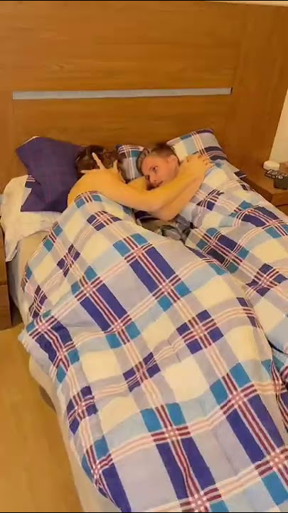 Mi amigo me dijo que me durmiera en su cama… 😳😅 #comedia #risa #amigos #gay