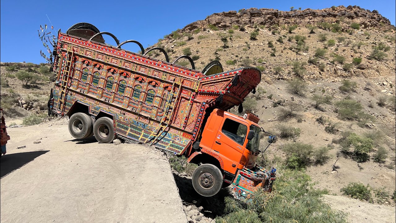 The most Dangerous Truck Accident Fort Munro Pakistan