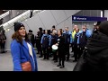 Flash Mob - Sing "Lean on Me" at London Bridge station (HD) 🎵💃🏽