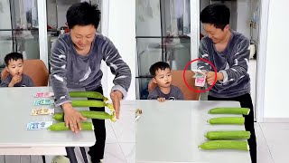 父子两玩砍丝瓜游戏！砍断多少赢多少，这么多私房钱儿子看呆了！#Cute baby#Cute#呆萌小米宝#聪明宝宝#萌娃