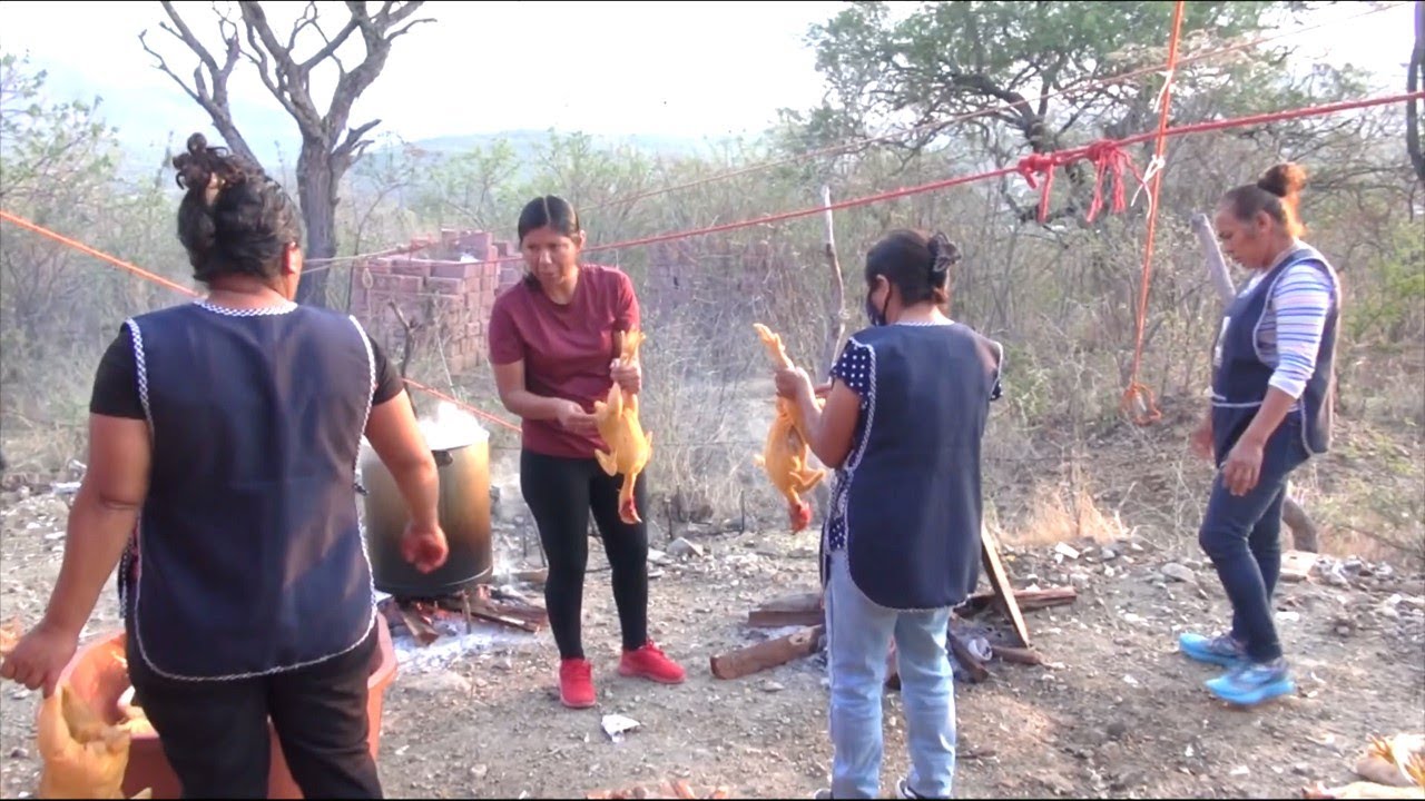 El trabajo mas pesado es para la Mujeres en el Rancho