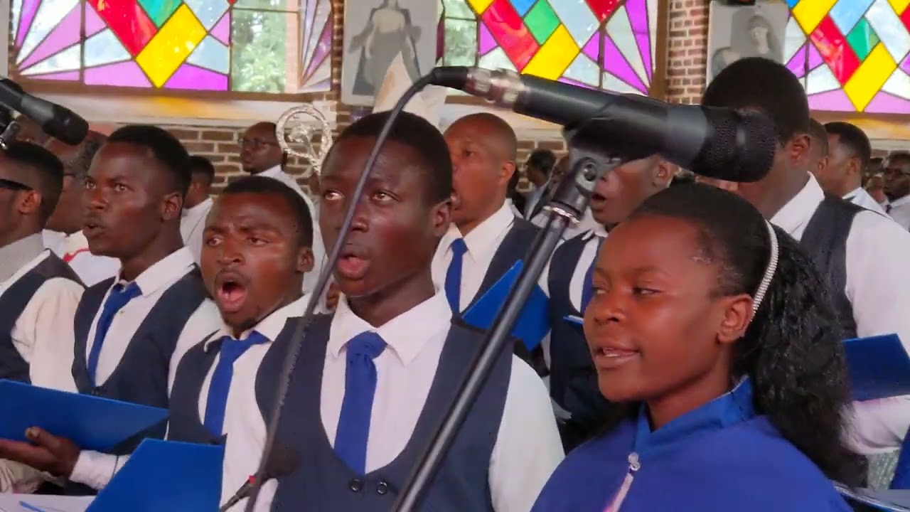 Nimuze ntore zanjye by Abbé Leandre N. performed by Chorale Angelorum mu masezerano y'aba FIC