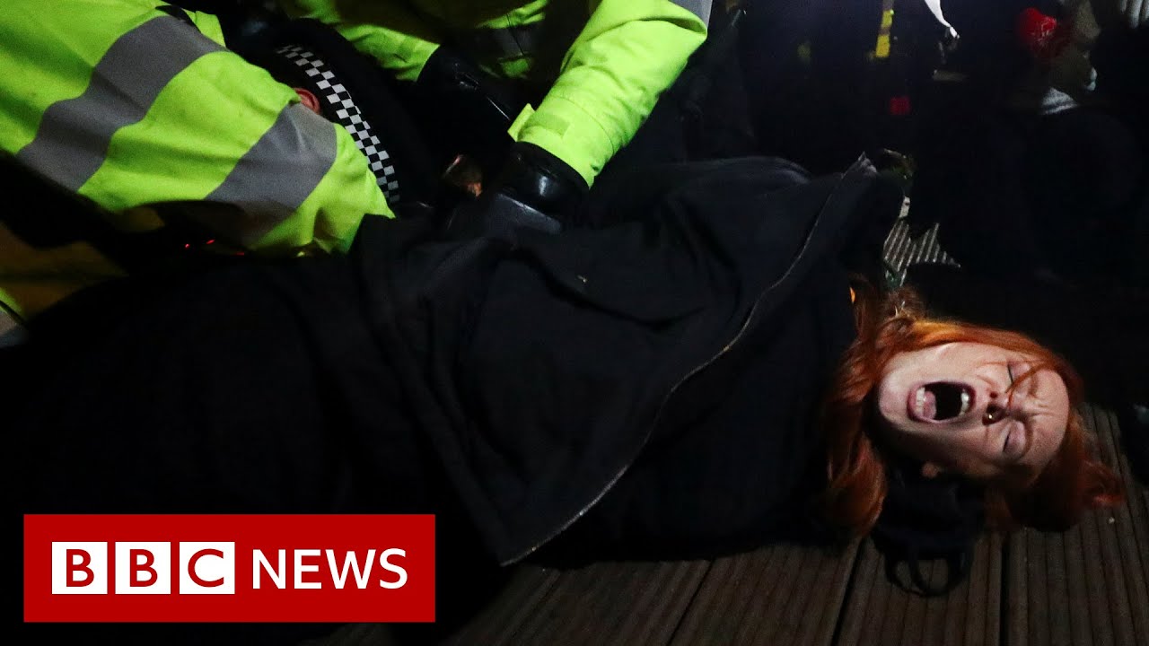 London police criticised over Sarah Everard vigil policing – BBC News