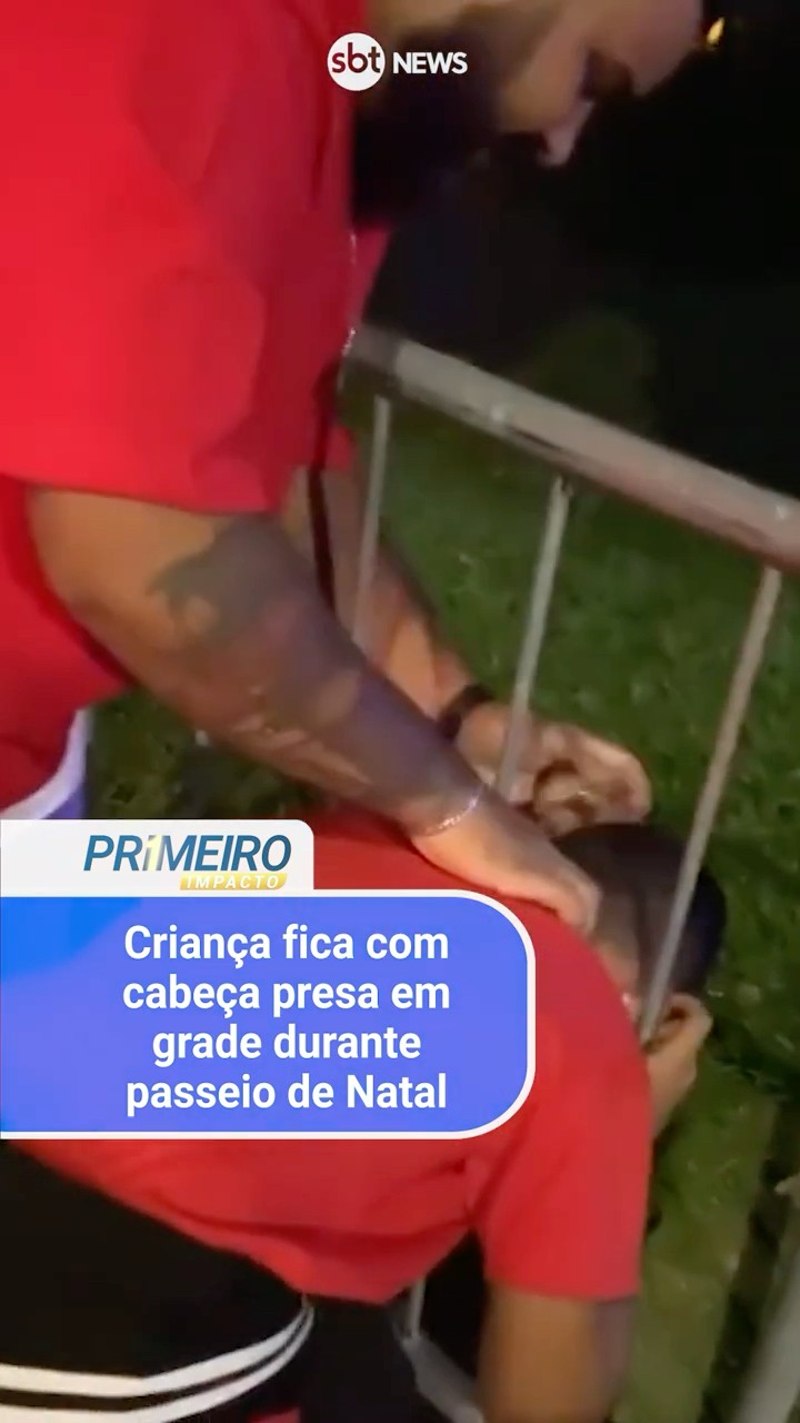 Criança fica com cabeça presa em grade durante passeio de Natal