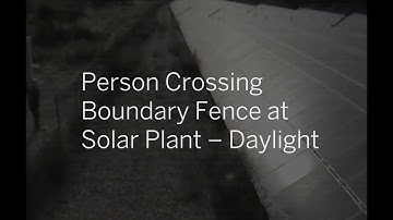 Person Crossing Boundary Fence at Solar Plant during daylight · Vídeo Analysis