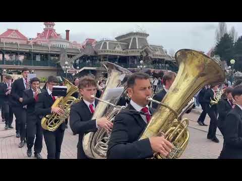 La banda de música de Xàbia abre el desfile de Disneyland Paris