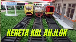 Merakit kereta api KRL dan KA Prameks melewati terowongan hingga anjlok di depan stasiun