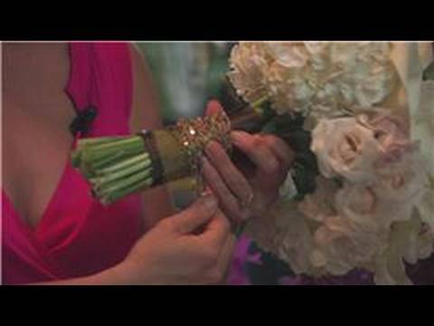 wedding-floral-arrangements-:-how-to-wrap-flower-arrangements-with-ribbon