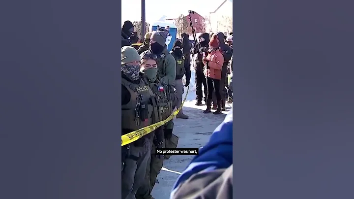 Protesters aid man's escape from ICE during bitter cold standoff