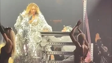 Full View: Beyoncé’s flying horse Reneigh malfunction during Summer Renaissance. She was MAD