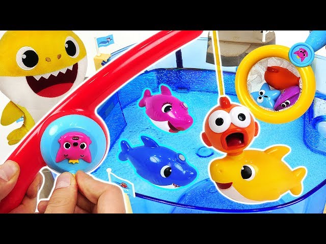 PinkFong Fishing and play Bathing toy! Let's take a clean bath with Baby Shark family! #PinkyPopTOY class=