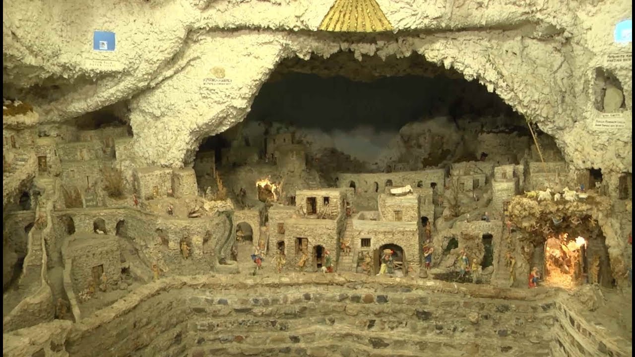 ⁣Un nacimiento en Roma incluye piedras de la luna y mármoles de la basílica de San Pedro