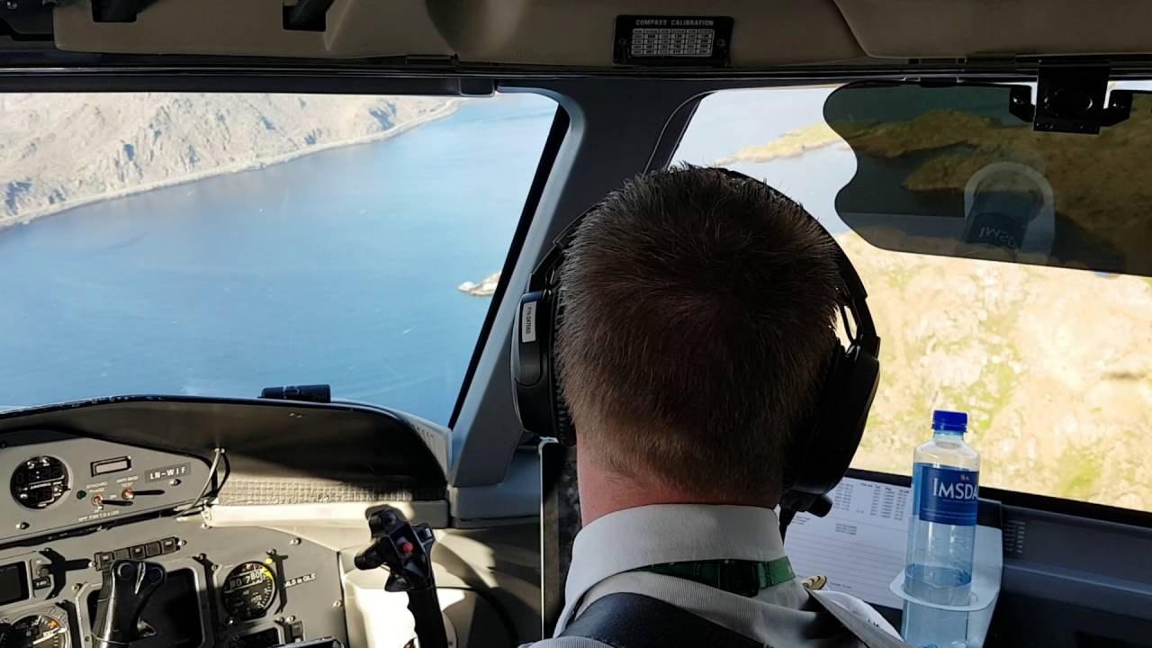 Cockpit view of landing at Honningsvåg Airport, Valan, (ENHV)