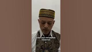 Warsinah's grandson, Fuad, apologizes to the family of Sayyid Idrus bin Salim Aljufri. The bald m...