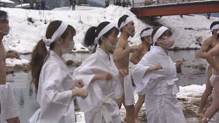 岐阜・高山市の神社でみそぎ神事　男女が水温５℃の川で無病息災願う