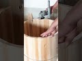 木樽の縁を切る