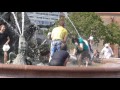 Hier hat Mann und Frau viel SpaÃŸ im Neptunbrunnen Berlin Mitte