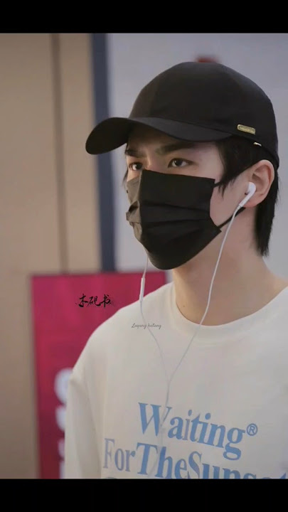 Stressed and tired, Hongyi shouted for a way through the crowd. #LiHongYi #Chineseactor