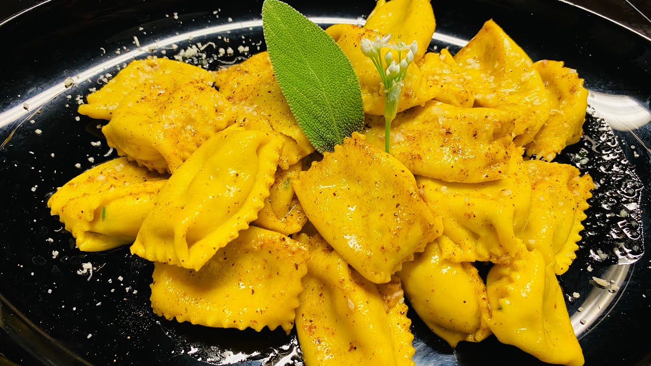 Ravioli ripieni di carne e besciamella. Ottimi anche con avanzi di carne.Delicati e raffinati ￼