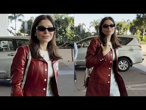 Kanika Kapoor Spotted At Mumbai Airport