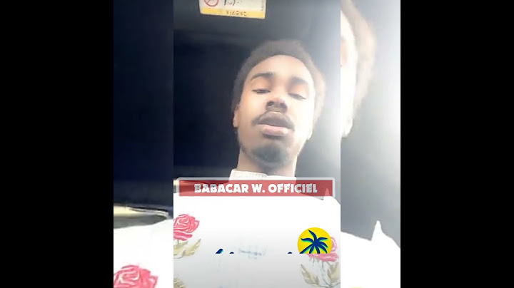 Wally Seck avec son ami dans sa voiture écoute apprecie un tube de son...