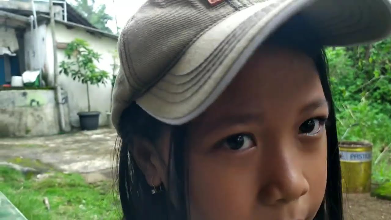 MEMBERSIHKAN RUMPUT DI SEKITAR RUMAH KU BERSAMA ANAK GADIS KU