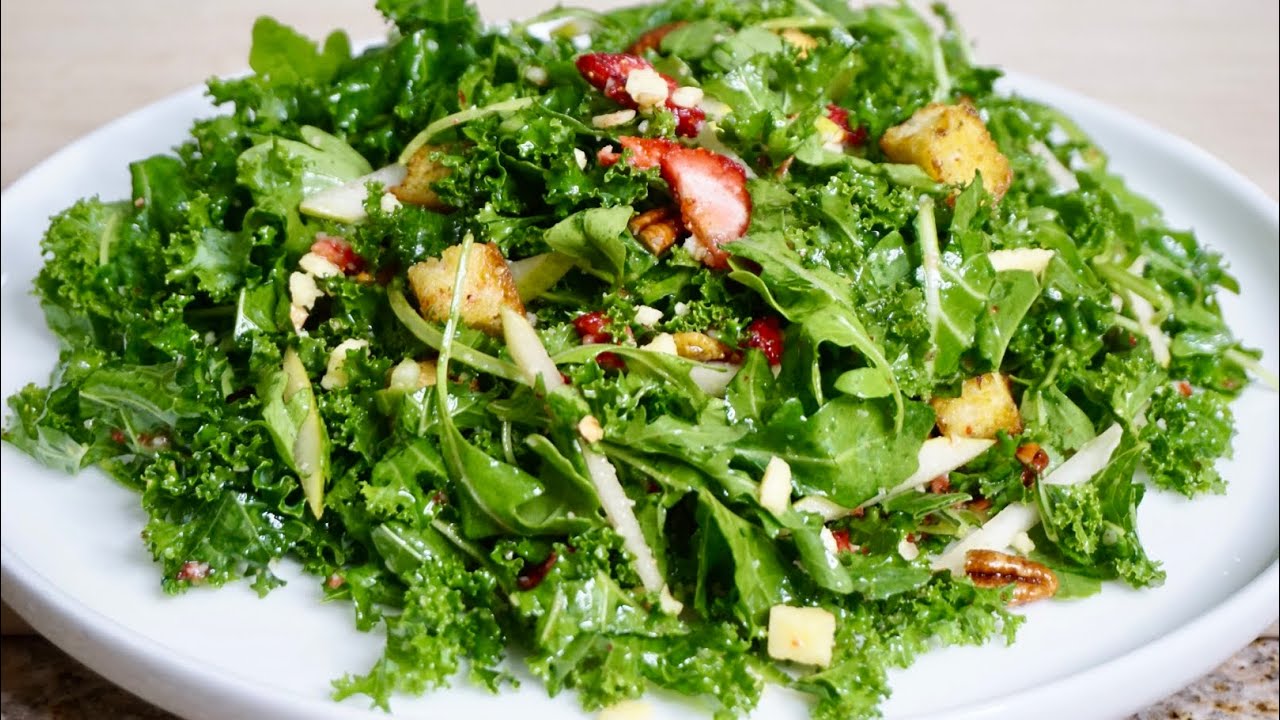 Ensalada de lujo de sabrosa! Ensalada de Kale y arugula con pera y vinagreta!