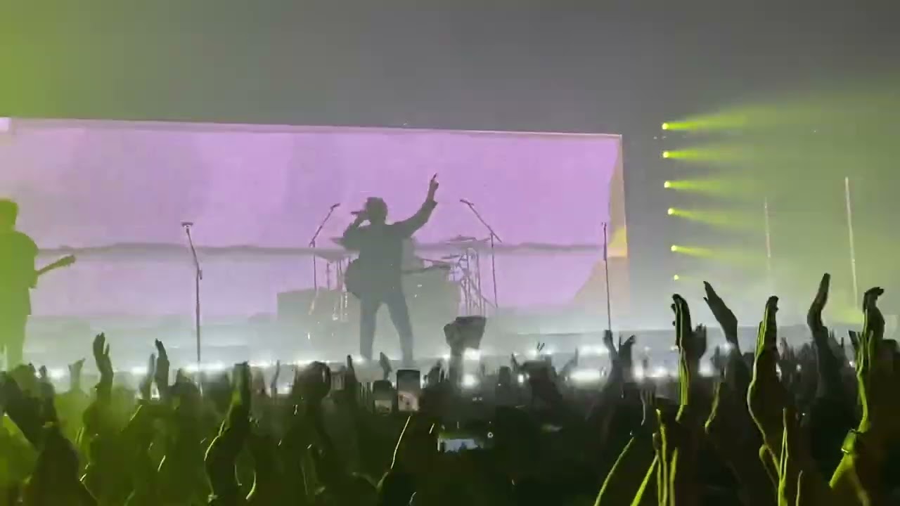 5 Seconds of Summer - She Looks So Perfect / live in Prague