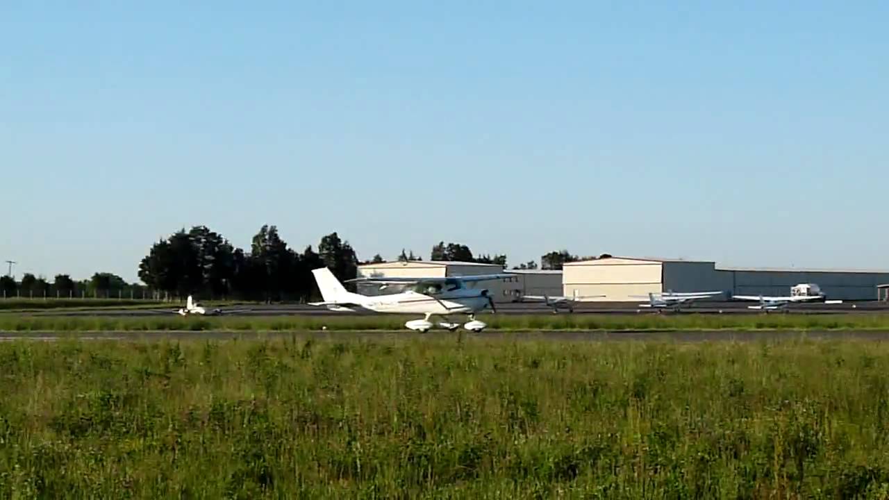 Cessna 150 touch & go #1 at KHWY